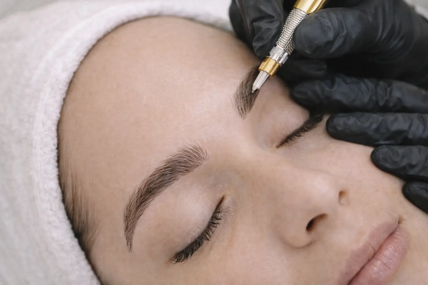 Microblading für Kosmetikerinnen: Technik für PMU-Profis