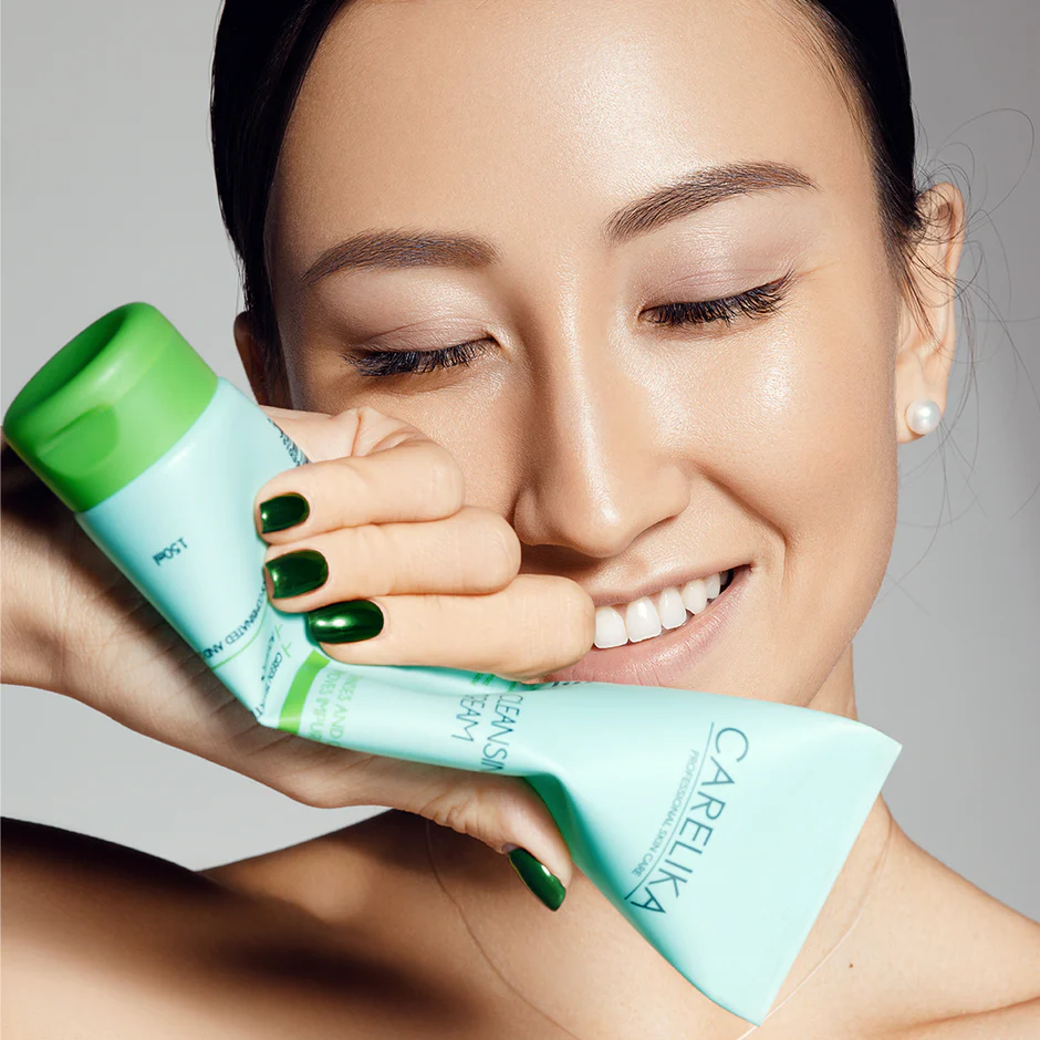 Reinigungsmittel und Tonic-Flaschen, Luxus-Hautpflege, professionelle Kosmetik von Carelika